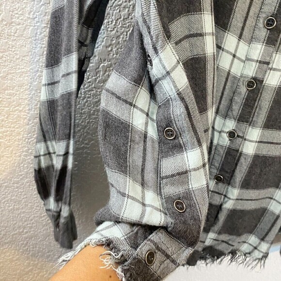 BKE Eased Womens Gray Split V-Neck Soft 100% Rayon Plaid Button Up Shirt Small - Picture 7 of 12